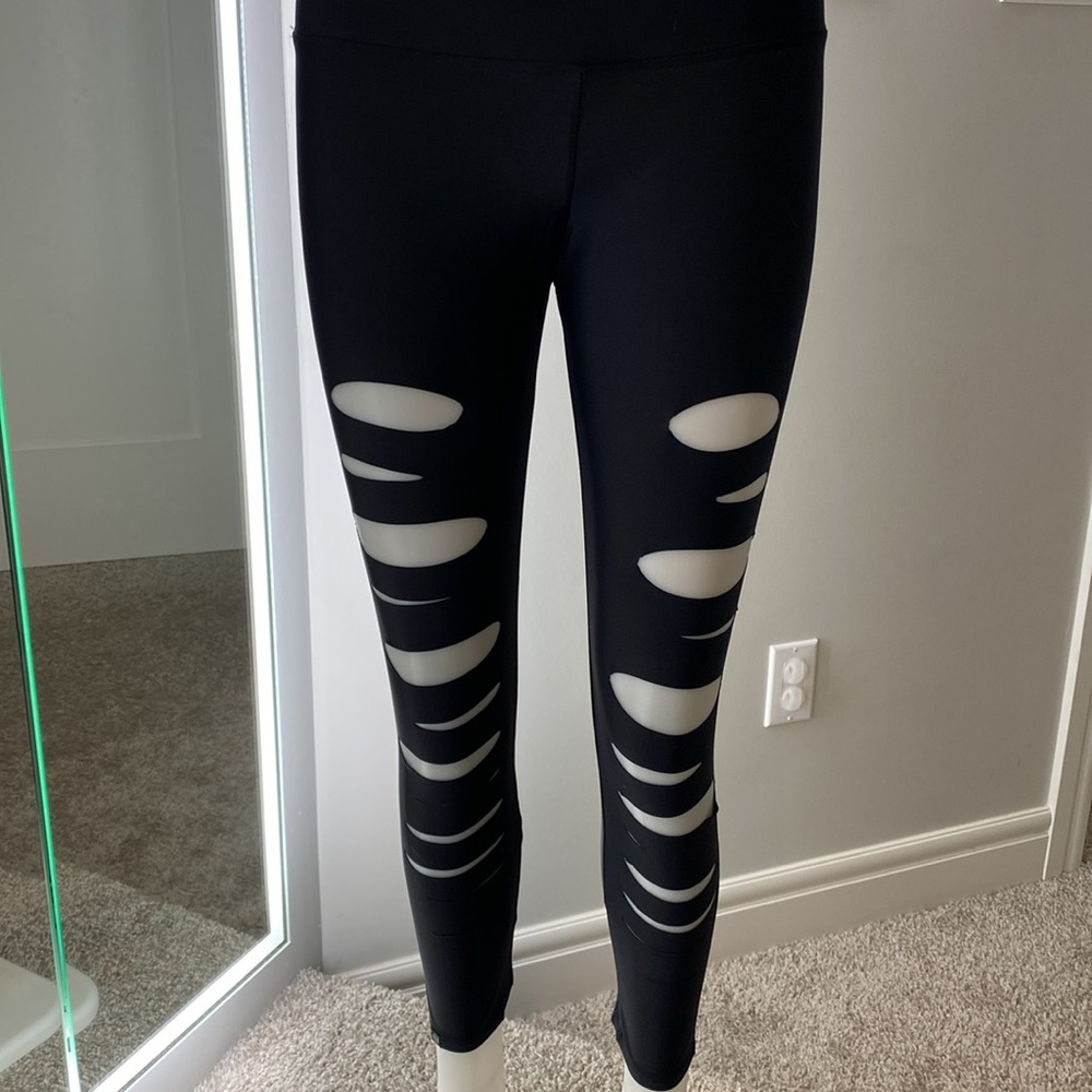 Onzie Yoga Black Shredded midi Length Leggings. Onzie size small